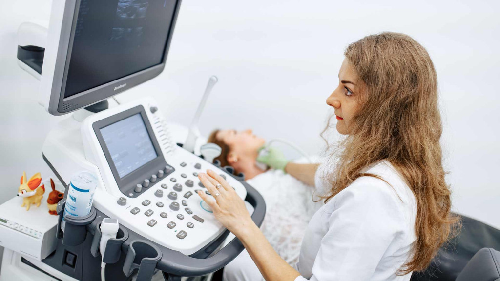 Врач Наталья Игоревна Листопад делает УЗИ брихиоцефальных артерий Врач Наталья Игоревна Листопад делает УЗИ брихиоцефальных артерий