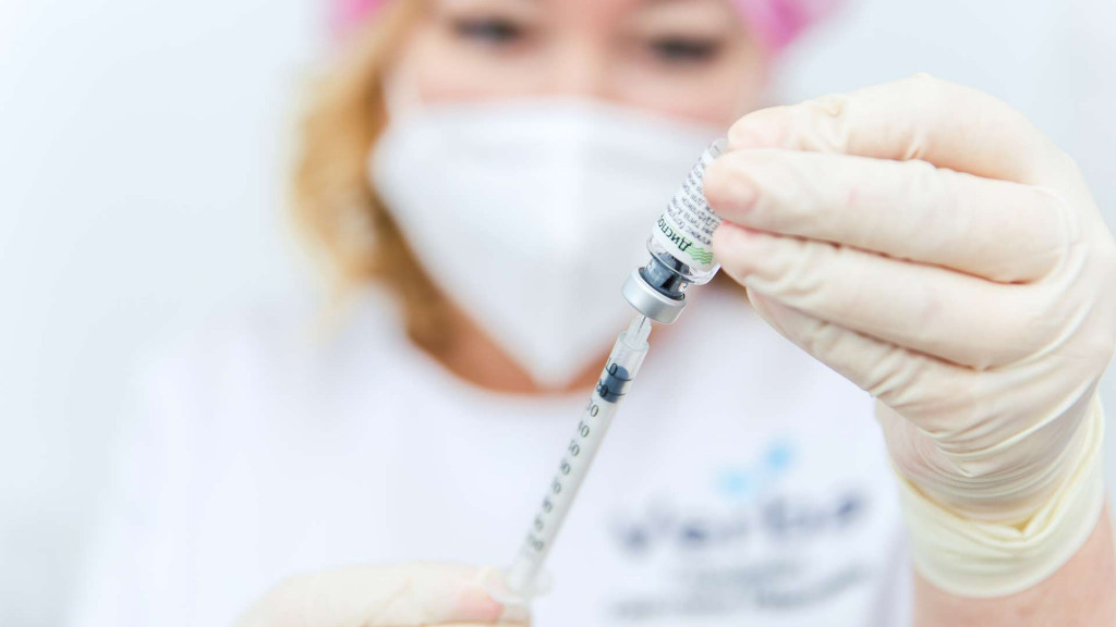 Врач набирает в шприц Диспорт Врач набирает в шприц Диспорт